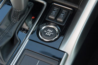 センターコンソールに備わる「S-AWC」のドライブモード切り替えスイッチ。押しボタン式で、状況に応じて「AUTO」「SNOW」「GRAVEL」のなかから最適なモードを選ぶことができる。