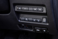 ダッシュボード右下に配置されたスイッチパネル。最上段右端の「DRIVE MODE」スイッチで走行モードを切り替えられる。「e-4ORCE」搭載車には、従来の「ECO」「STANDARD」「SPORT」に「SNOW」を加えた計4つの走行モードが用意されている。