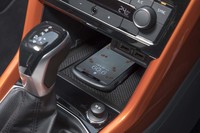 シフトセレクターの前方には、置くだけでスマートフォンを充電できるエリアと、2基のUSBポートが備わる。