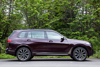 「4輪アダプティブエアサスペンション」は5段階から車高を選択できる。調整可能範囲は、基準値から上下40mmとなる最大80mm。写真は最も車高を上げた様子。