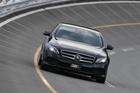 高速周回路を行くテスト車の「メルセデス・ベンツE220d」。
