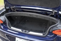 235リッターの荷室容量はソフトトップを開けても閉めても変わらない。底には毛足の長いカーペットが敷かれる。