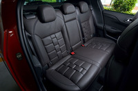 「クラブレザーシート」装着車の後席。前席同様、座面には特徴的な模様が浮かぶ。