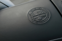 レザーのセンターアームレストにAMGのエンブレム。