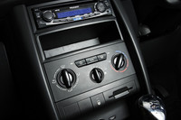 マニュアルエアコンを採用するなど、装備の簡素化によりプライスダウンを実現。とはいえ、実用上不便を感じるほどではなさそうだ。
