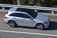 上方から見たテスト車の「GLC250 4MATICスポーツ（本革仕様）」。明るい車体色との組み合わせでは、「パノラミックスライディングルーフ」の存在が際立つ。