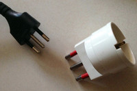 イタリアで使われているアース付きの3本プラグ2種。一見同じだが、微妙にサイズが違う。