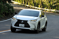 箱根のワインディングロードを行く「NX200t」。30段階の可変制御の電子制御ダンパー（NAVI･AI-AVS）を備える。