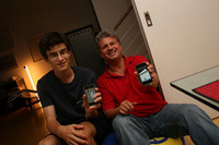 スイス人高校生フローリアンは夏にバイトをしてiPhoneを購入。同じく新しいモノ好きで「トヨタ・プリウス」も持っている近所のおじさんと。