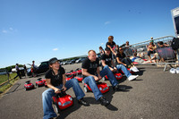 本来は子供用に用意されていたようだが……「誰でも乗れるミニ」という条件にひかれたか、殺到したのは大の大人たち。自らの足で蹴って進む、ミニ・ミニ・レースも行なわれていた。
