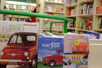 書店は、軒並み関連書籍を店頭に並べている。