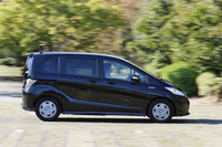 ハイブリッドモデルには、燃費状況によりメーター内の色が変化するコーチング機能や、エコ運転度を葉っぱの数で示すティーチング機能が備わる。
