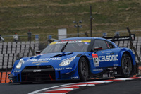 予選で1位だったNo.12 カルソニックIMPUL GT-R（安田裕信／J.P・デ・オリベイラ組）は、決勝でも速さを見せたものの、2位でレースを終えた。