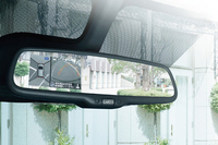 特別仕様車「Vセレクション＋SafetyII」に標準装備される、「ディスプレイ付き自動防眩式ルームミラー」。