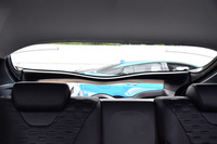 運転席から後方を見た様子。湾曲したフレームが、視界を上下に分かつ。