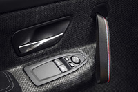 “レンシュポルト”定番のドアストラップ。Mラインが入る。