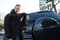 パリ・グラフィティ・アート界の第一人者。作品制作の依頼があると、ヨーロッパ各地どこでも「RAV4」で赴く。