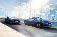 写真左は、クローズドボディーの「B4 ビターボ クーペ」。