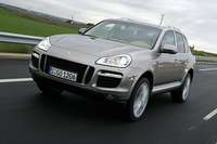 【スペック】
ターボ（6AT）：全長×全幅×全高＝4795×1928×1694mm／ホイールベース＝2355mm／車重＝2160kg／駆動方式＝4WD／4.8リッターV8DOHC32バルブターボインタークーラー付き（500ps/6000rpm、71.4kgm/2250〜4500rpm）（欧州仕様）
