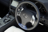 インテリアに大きな変更はないが、ステアリングホイールに装着されるスイッチ類の操作性向上や、シートのフィット感向上など地道な改善が図られている。GPSによる位置確認機構によってサーキット走行をより楽しめる「サーキットモード」が新設定されたというが、これはどこかで聞いたことがあるような…… 。