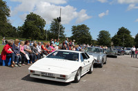 2012年7月29日に英国ビューリーで開催された「シンプリー・ボンド」のパレード。