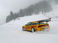 春になると、雪の下にアスファルトのサーキットが現れる。