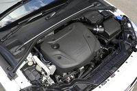 豊かなトルク特性と優れた燃費性能の両立がうたわれる「D4」エンジン。2基のターボで過給され、最高出力190psと最大トルク40.8kgmを発生する。