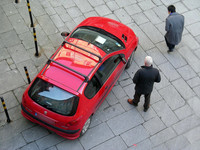 エレベーター保守管理会社の「プジョー206」。これでも社長は広告税を払っている。写真の右上に写っているのは、哀れんで眺める筆者。