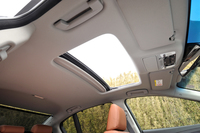 「レジェンド」にはチルトアップ機構付きの電動ガラスサンルーフが標準装備される。