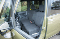 「ウェイクL“SA”」のフロントシート。助手席は背もたれを前倒しすることが可能なほか、座面の下にアンダーボックスが備わっている。
    