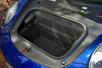 フロントのボンネット下は、ラゲッジスペースにあてられる。