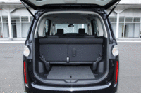 荷室のアレンジは2列目、3列目シートのスライドが主で、後席の床下格納や跳ね上げ機構などはなし。（写真をクリックするとシートアレンジが見られます）
    