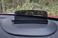 オプションでヘッドアップディスプレイを選択することもできる。コンバイナー（表示板）には車速のほか、ナビの表示やチューナー情報などを映し出す。