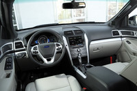 センターコンソールのスクリーンは、カーナビゲーションではなく、エクスプローラーに新しく搭載されたインターフェイスシステム「MyFord Touch（マイ・フォード・タッチ）」。オーディオ、空調、ハンズフリーフォン、インフォメーションの4つの機能が統合され、センタースクリーンのほか、ステアリングスイッチなどで操作ができる。