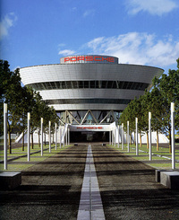 高い人件費が憂慮されながら、しかし“ドイツ製”のポルシェを送り出すべく、ライブツィッヒに建設された新工場。F1開催可能なテストコースをもつのがジマン。ポルシェの生産台数を一挙に1.5倍にすべく、2万5000台の生産能力をもつ。