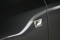 専用デザインの外装パーツやアルミホイールの採用などにより、“Fスポーツ”と他のグレードとの違いがより強調されるようになったのも、今回のマイナーチェンジのポイントだ。
    