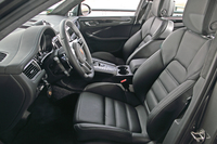 「911」や「パナメーラ」と異なり、前席の形状は、ヘッドレストと背もたれが分かれたものになっている。
    