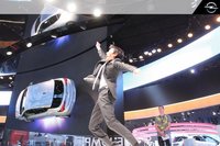 オペルブースのアトラクション「Opel Jump」撮影コーナーにて。数時間後、メーカーからボクのメールアドレスに写真が送信されてきた。