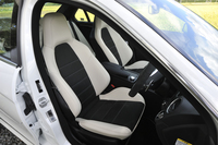 シート表皮はdesignoナッパレザーか、ナッパレザーとDINAMICA（マイクロファイバー）のコンビネーションから選べる。試乗車は後者（ブラック／ポーセレン）。