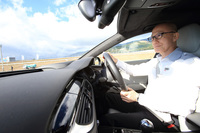 “アクティブセーフティー”コースにて、ダブルレーンチェンジを行う田部さん。たとえ急ハンドルを切るような場合でも、操作はあくまでスムーズに。そうでなければ「RS 7」のようなハイテク満載のクルマでも、タイヤのグリップを失ってしまうのだ。