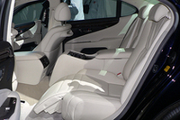 LS600hLの後席には、大型のセンターコンソールやオットマン付きのパワーシート（後席セパレートシートpackageで標準）、マークレビンソン製のサウンドシステムなどが採用される。