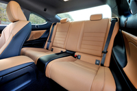 後席は左右独立の2座。