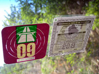 スイス（左）とオーストリア（右）のヴィニェットを車内側から見たところ。