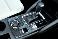 電動パーキングブレーキの採用により、センターコンソールのデザインがすっきりとした。また今回、ガソリン車には走行モード切り替えスイッチ「ドライブセレクション」が採用された（シフトセレクターの右側に位置）。