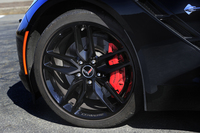 「Z51」のタイヤサイズは前＝245/35ZR19、後ろ＝285/30ZR20。サスペンションには「マグネティックライドコントロール」と呼ばれる磁性流体ダンパーが装備される。
    