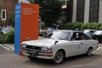 「トヨペット・クラウン ハードトップSL」。「白いクラウン」のキャッチフレーズでヒットした3代目に、初めて追加された2ドアハードトップ。1968年当時の最高級パーソナルカー。東京トヨペットの車両。