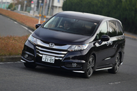 アイドリングストップ機構や新エンジンの採用などにより、新型「オデッセイ アブソルート」はFF車で13.6～14.0km/リッター、4WD車で13.0km/リッターの燃費性能を実現している。
    