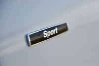 用意される“デザインライン”は3つ。「スポーツ」では赤いアクセントを随所に施した内装など、スポーティーさが強調される。