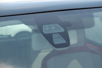 フロントウィンドウの上部に内蔵されるレーザーセンサー。