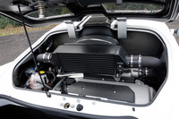 スーパーチャージャー用の大きなインタークーラーが目をひくエンジンルーム。キャビンとの仕切り板が、後方視界を完全に遮る。